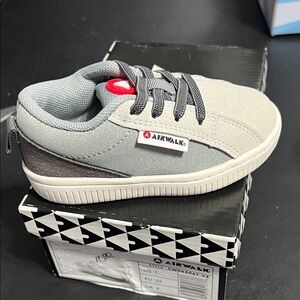 Airwalk Kids Sneakers in Gray and White